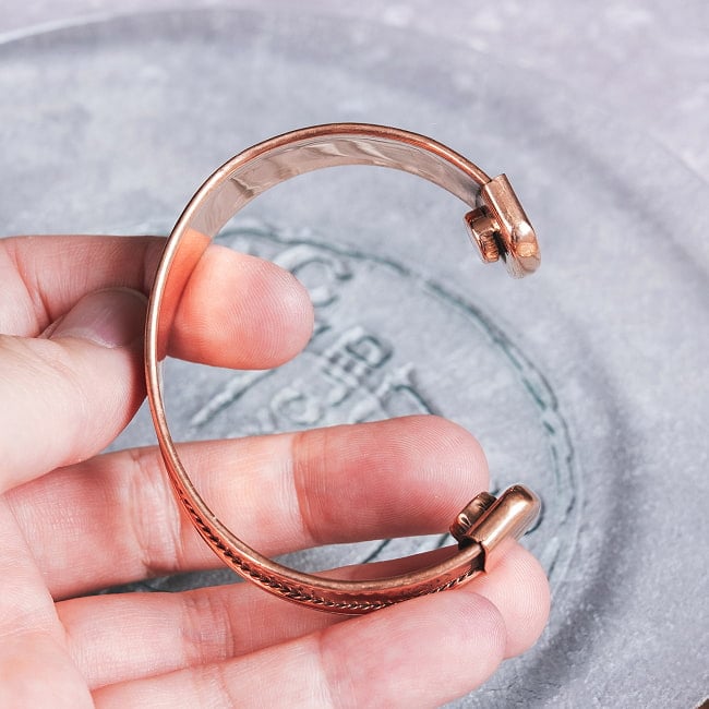 インドの純銅製バングル 立体感のあるセブンチャクラ模様　装飾フレーム付きデザイン マグネット2個内蔵 アーユルヴェーダや瞑想の空気感をまとう 6 - 横からの写真です