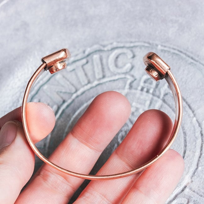 インドの純銅製バングル 立体感のあるセブンチャクラ模様　装飾フレーム付きデザイン マグネット2個内蔵 アーユルヴェーダや瞑想の空気感をまとう 7 - バングルを閉じたところです