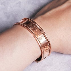 インドの純銅製バングル 立体感のあるセブンチャクラ模様　装飾フレーム付きデザイン マグネット2個内蔵 アーユルヴェーダや瞑想の空気感をまとう - メイン