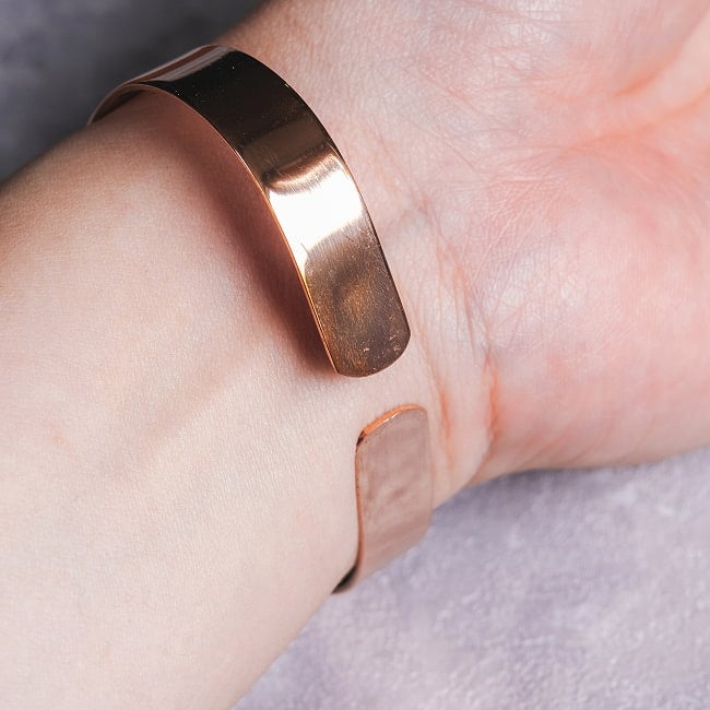 インドの純銅製マントラバングル シヴァ神へのマントラ　オーンと「オーム・ナマ・シヴァーヤ」が刻まれた 軽やかで着けやすいシンプルデザイン　ユニセックス 10 - 自由にサイズを変えられるユニセックスのフリーサイズ