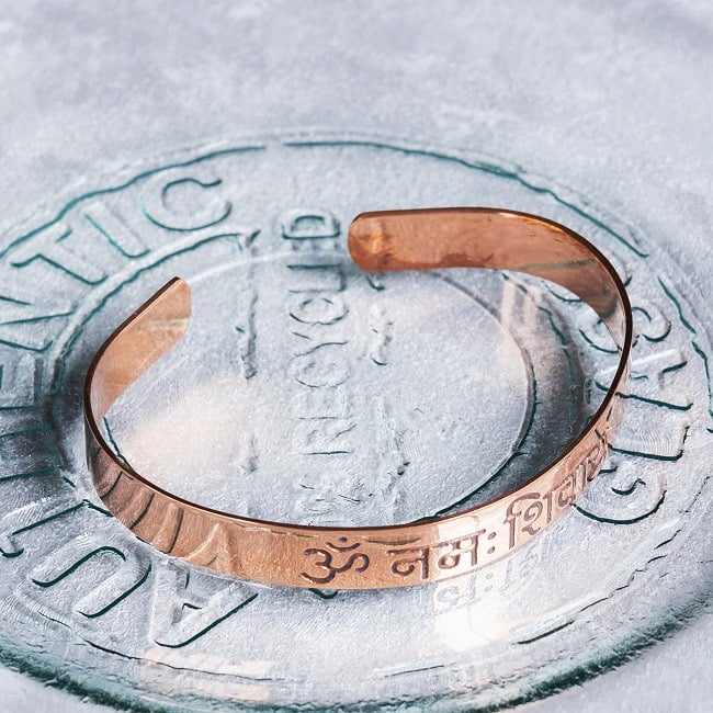 インドの純銅製マントラバングル シヴァ神へのマントラ　オーンと「オーム・ナマ・シヴァーヤ」が刻まれた 軽やかで着けやすいシンプルデザイン　ユニセックス 2 - 全体写真です