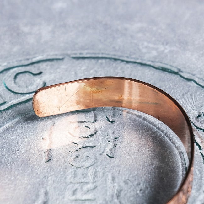 インドの純銅製マントラバングル シヴァ神へのマントラ　オーンと「オーム・ナマ・シヴァーヤ」が刻まれた 軽やかで着けやすいシンプルデザイン　ユニセックス 4 - 拡大写真です