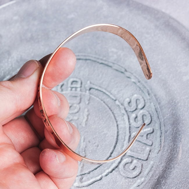 インドの純銅製マントラバングル シヴァ神へのマントラ　オーンと「オーム・ナマ・シヴァーヤ」が刻まれた 軽やかで着けやすいシンプルデザイン　ユニセックス 6 - 横からの写真です