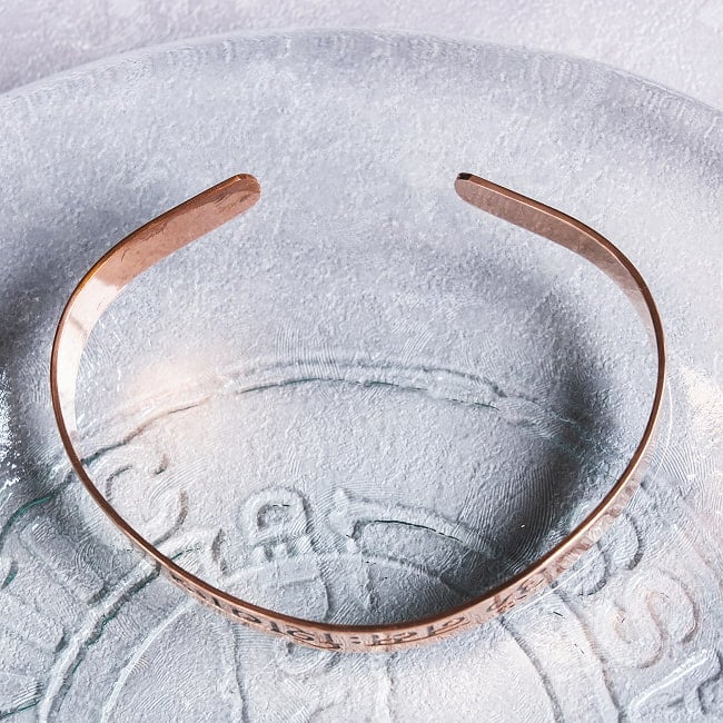 インドの純銅製マントラバングル シヴァ神へのマントラ　オーンと「オーム・ナマ・シヴァーヤ」が刻まれた 軽やかで着けやすいシンプルデザイン　ユニセックス 7 - バングルを閉じたところです