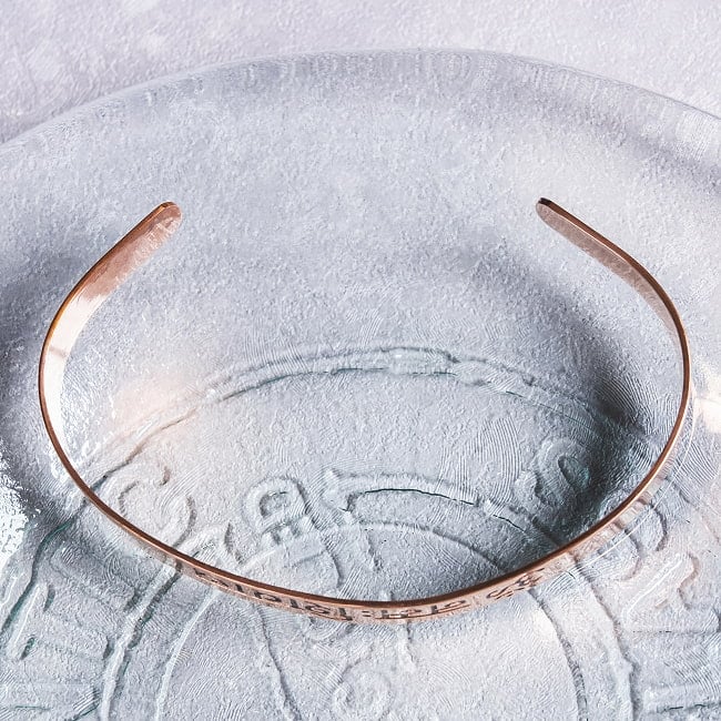 インドの純銅製マントラバングル シヴァ神へのマントラ　オーンと「オーム・ナマ・シヴァーヤ」が刻まれた 軽やかで着けやすいシンプルデザイン　ユニセックス 8 - 開いたところです