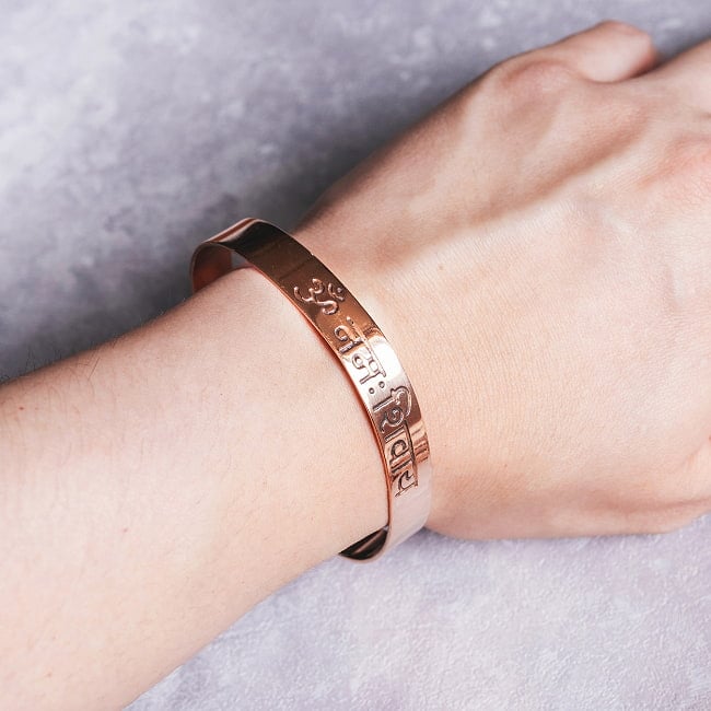 インドの純銅製マントラバングル シヴァ神へのマントラ　オーンと「オーム・ナマ・シヴァーヤ」が刻まれた 軽やかで着けやすいシンプルデザイン　ユニセックス 9 - 着用例です