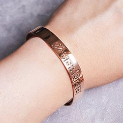 シヴァ神へのマントラ　オーンと「オーム・ナマ・シヴァーヤ」が刻まれた　インドの純銅製マントラバングル　軽やかで着けやすいシンプルデザイン　ユニセックス