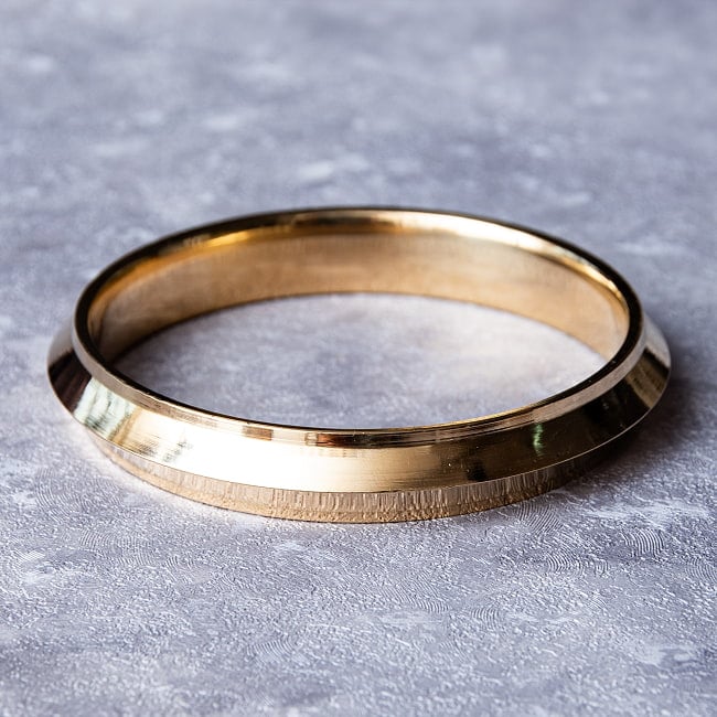 インドの真鍮製バングル ブラスカダ - Brass Kada シンプル 2 - 側面からの様子です。