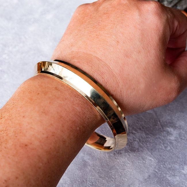 インドの真鍮製バングル ブラスカダ - Brass Kada シンプル 5 - 着用例。男女兼用でお楽しみいただけます。