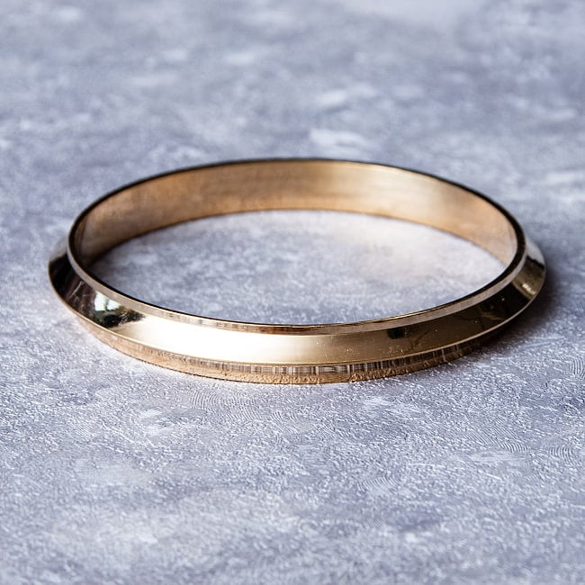 インドの真鍮製バングル ブラスカダ - Brass Kada 薄型 2 - 側面からの様子です。