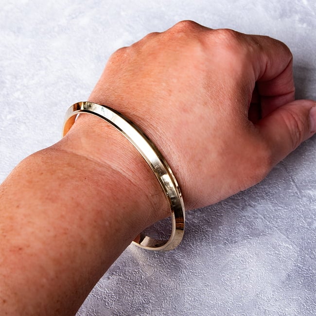 インドの真鍮製バングル ブラスカダ - Brass Kada 薄型 5 - 着用例。男女兼用でお楽しみいただけます。
