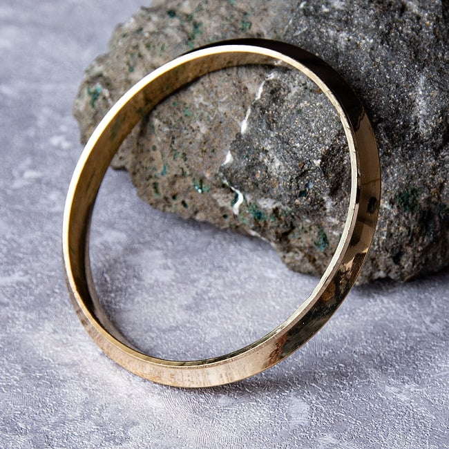 インドの真鍮製バングル ブラスカダ - Brass Kada 薄型の写真真鍮バングル,ブラスカダ,カダ,Kada,Kara,インドバングル,エスニックバングル,男女兼用,ユニセックス,真鍮アクセサリー