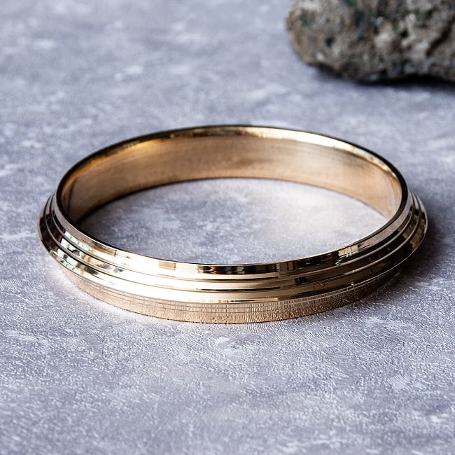 インドの真鍮製バングル ブラスカダ - Brass Kada 透かし彫り 2 - 側面からの様子です。