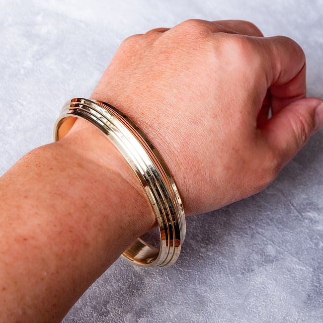 インドの真鍮製バングル ブラスカダ - Brass Kada 透かし彫り 5 - 着用例。男女兼用でお楽しみいただけます。