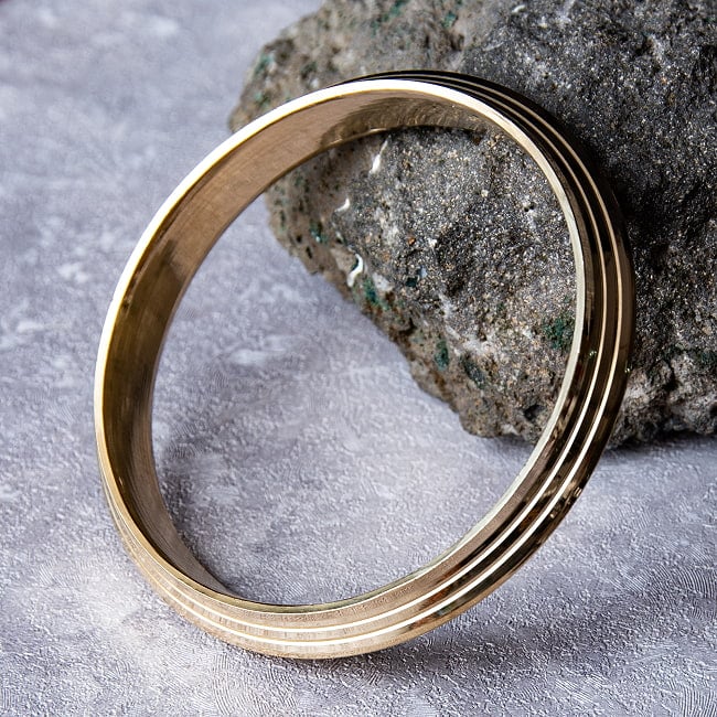 インドの真鍮製バングル ブラスカダ - Brass Kada 透かし彫りの写真真鍮バングル,ブラスカダ,カダ,Kada,Kara,インドバングル,エスニックバングル,男女兼用,ユニセックス,真鍮アクセサリー
