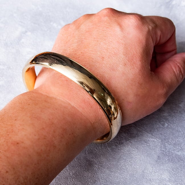 インドの真鍮製バングル ブラスカダ - Brass Kada ラウンド 5 - 着用例。男女兼用でお楽しみいただけます。