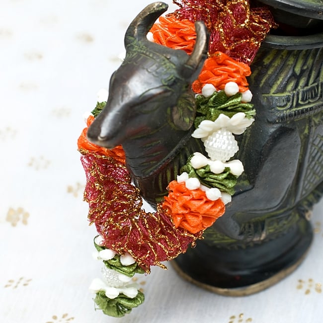 インドの花飾り【マーラー】小の写真1枚目です。ナンディンが華やかに、なんとも愛らしくなりました！マーラー,造花,神様,プージャー,礼拝