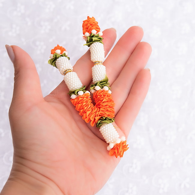 インドの花飾り【マーラー】小 4 - 手に持ってみるとこのくらいの大きさです。※以下は色違い商品となります。