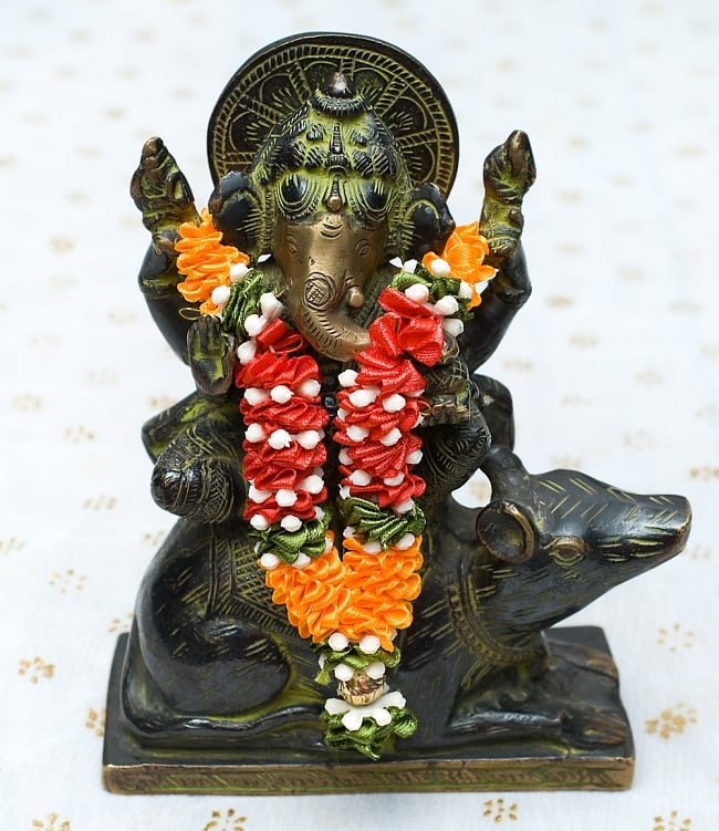 インドの花飾り【マーラー】小 5 - ガネーシャ像（高さ約16cm）にかけてみました！とても華やかです！