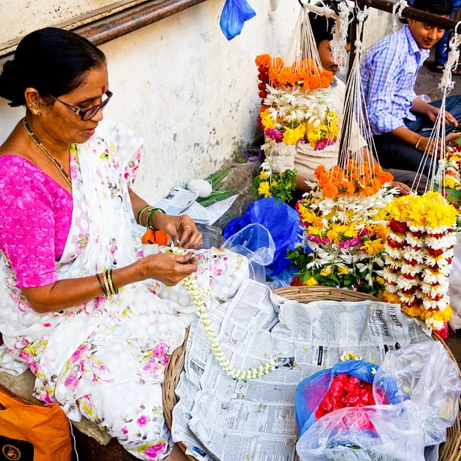 インドの花飾り【マーラー】小 6 - インドの街角ではこの様に生花で飾りを作っている姿をよく見かけます！とっても素敵ですね！