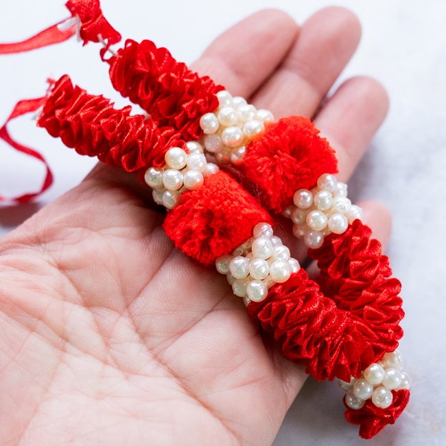 インドの花飾り【マーラー】小 4 - 手に持ってみるとこのくらいの大きさです。