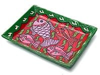 ミティラー村のカラフル飾り皿 - お魚 -【19cm x 14cm】の商品写真