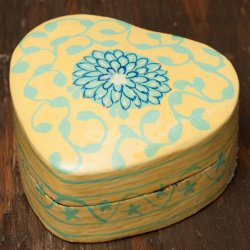 カシミールのペーパーマッシュ - ハート型唐草イエロー小物入れ[中]の商品写真