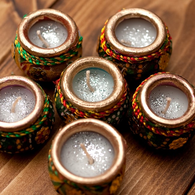 ディワリで使われる!装飾つきディアキャンドル6個セット 2 - 上からの拡大写真です