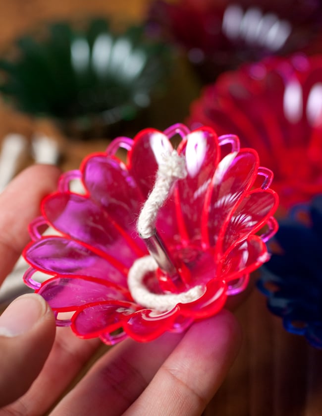 【12個入り】光の華咲く フローティングオイルランプ - マリーゴールド〔2.5cm×6.8cm〕 6 - このくらいのサイズ感です