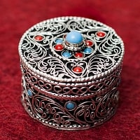 ネパールのホワイトメタルジュエルケース[直径3.5cm]の商品写真