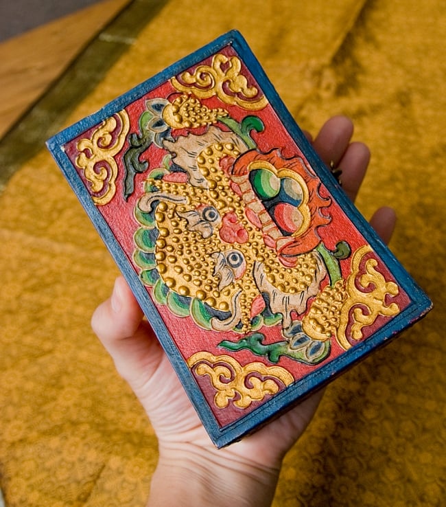 チベットの伝統小物入れ - 龍(凹型) 10 - 長さはこのくらいです。