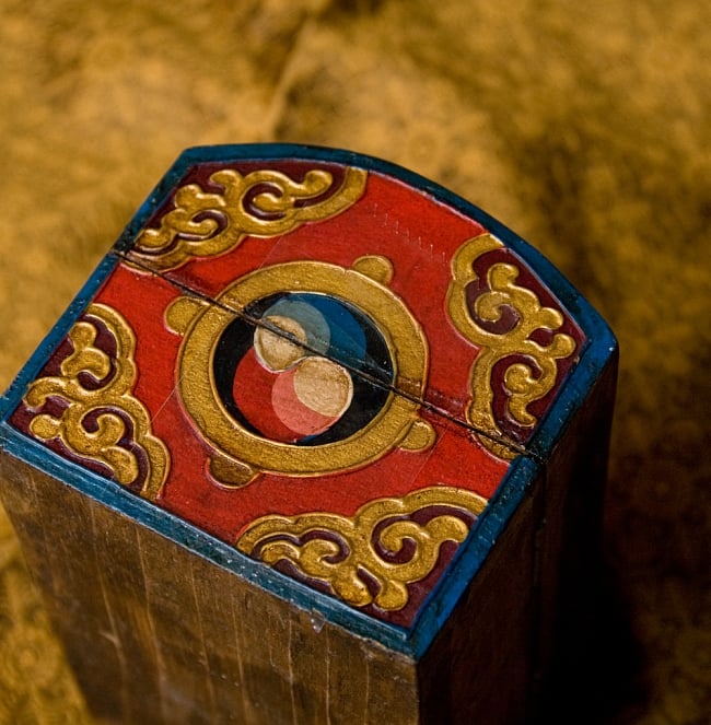 チベットの伝統小物入れ - 龍（凸型） 6 - 中は小物入れになっています
