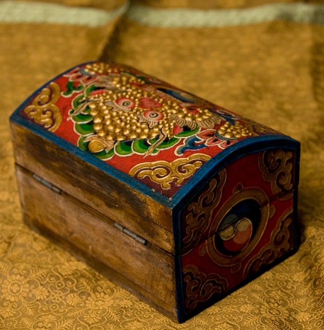 チベットの伝統小物入れ - 龍（凸型） 7 - 同サイズ品の使用例です