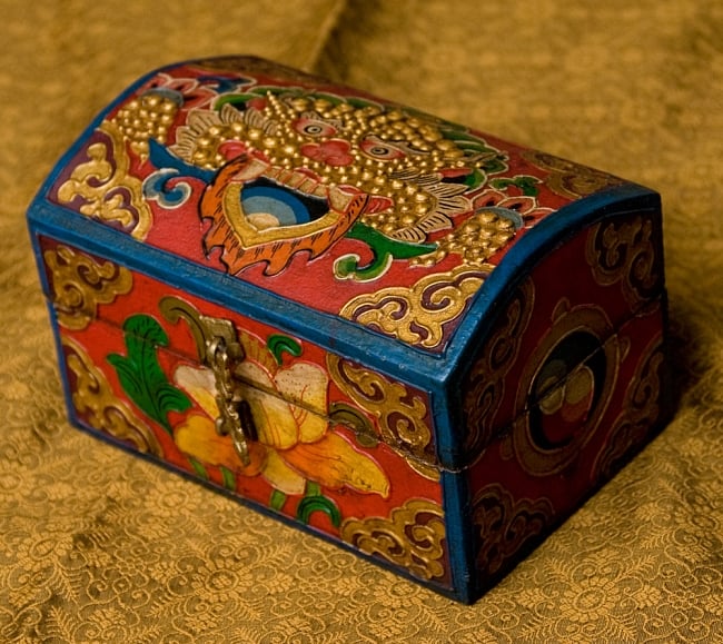 チベットの伝統小物入れ - 龍（凸型）の写真1枚目です。全体写真です。雰囲気があります。木箱,小物入れ,チベット,匠,箱,亡命チベット人,チベット密教,仏教,吉祥文様