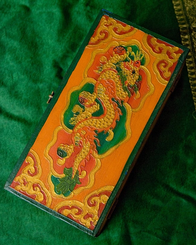 【一点限り】チベットの伝統木箱  2 - 商品上面の写真です。美しいです。