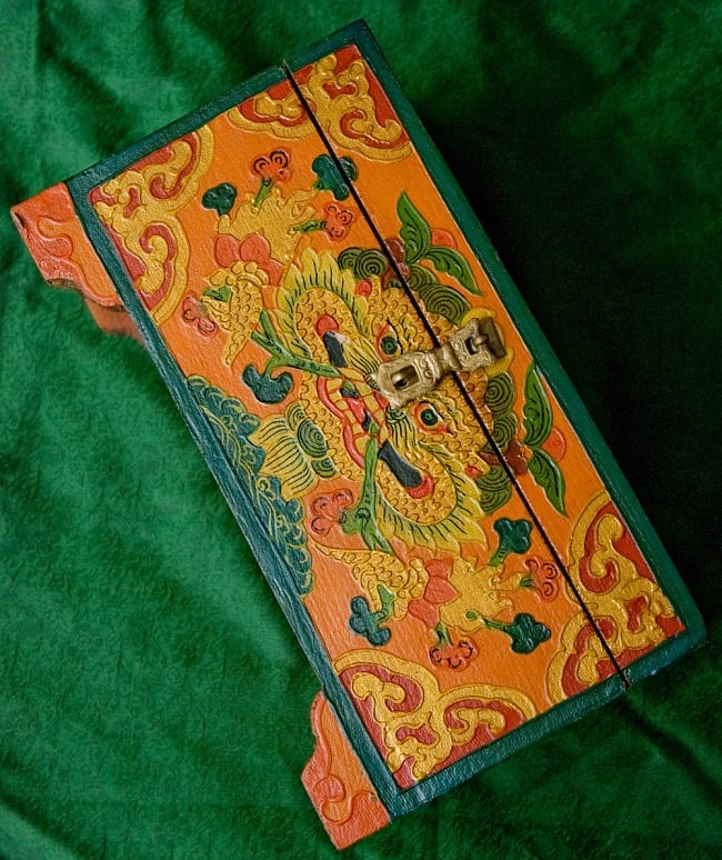 【一点限り】チベットの伝統木箱  4 - 正面部分です。とても丁寧に作り込まれています。