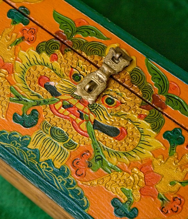 【一点限り】チベットの伝統木箱  5 - 留具部分を拡大してみました。留め具部分にも彫り込みが有ります。