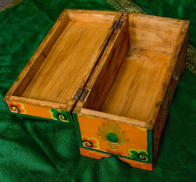 【一点限り】チベットの伝統木箱  8 - 箱を開いてみました。よい色合いの木材を使用しています。