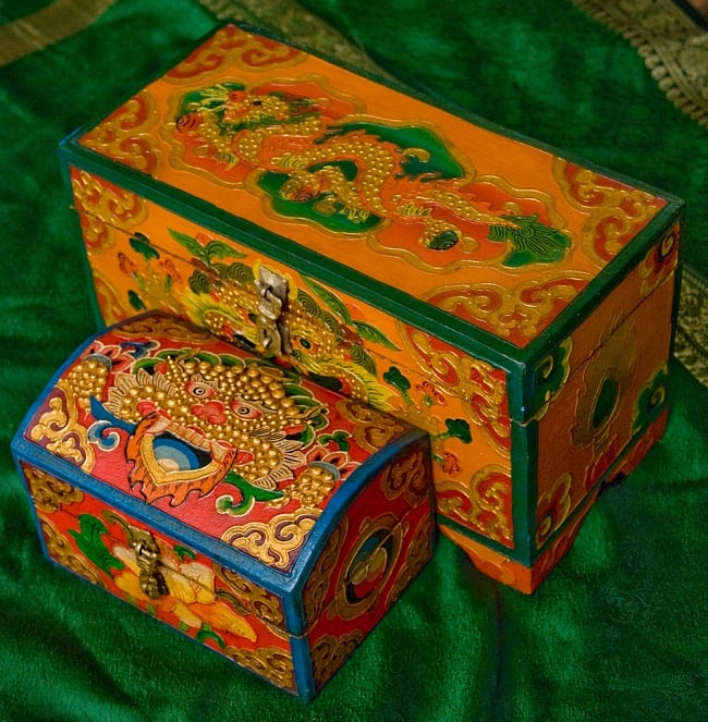 【一点限り】チベットの伝統木箱  9 - 大きさを比較してみました。比較した商品は横幅15cm*高さ10cm*厚さ11cmのものです。