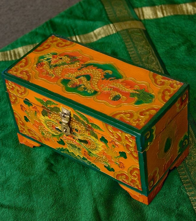 【一点限り】チベットの伝統木箱 の写真1枚目です。全体写真です。独特の雰囲気があります。木箱,小物入れ,チベット,匠,箱,