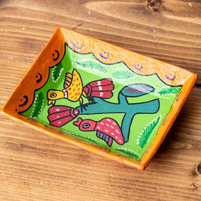 ミティラー村のカラフル飾り皿 - 木に止まる小鳥たち 2 - 絵の部分を拡大しました