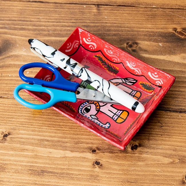 ミティラー村のカラフル飾り皿 - つぼを持ち上げる象さん 4 - 文房具入れとしての使用例になります。