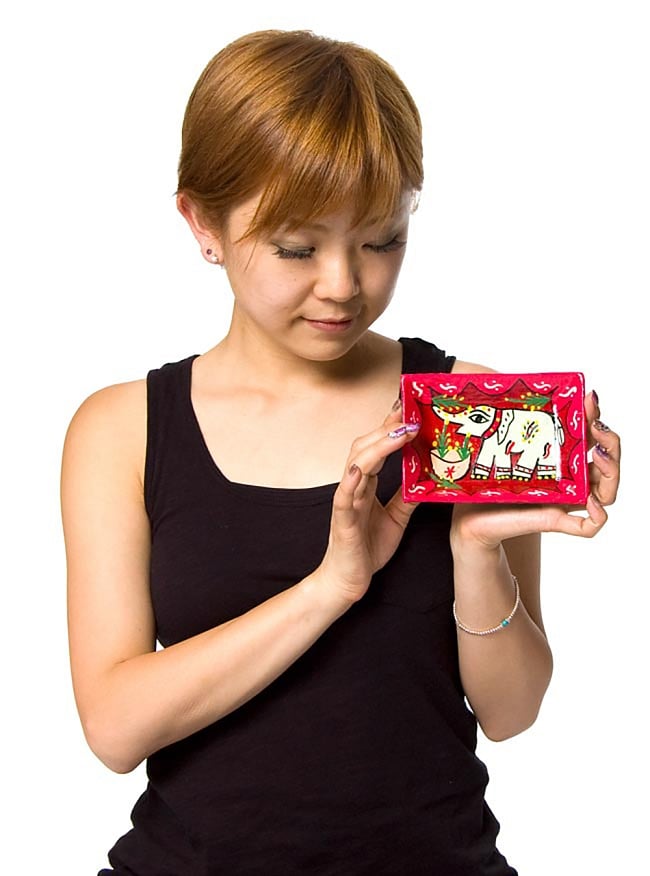 ミティラー村のカラフル飾り皿 - つぼを持ち上げる象さん 6 - 手に取るとこれくらいの大きさです。