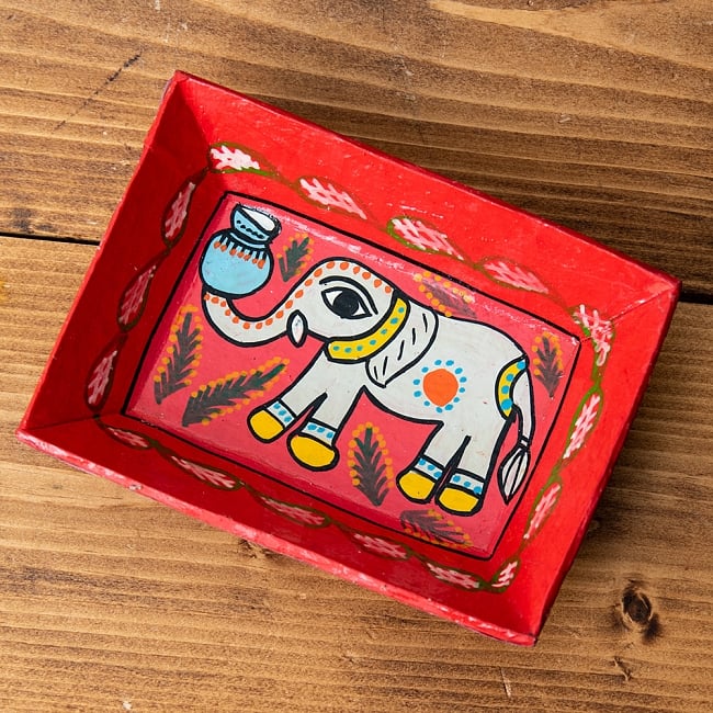 ミティラー村のカラフル飾り皿 - つぼを持ち上げる象さんの写真