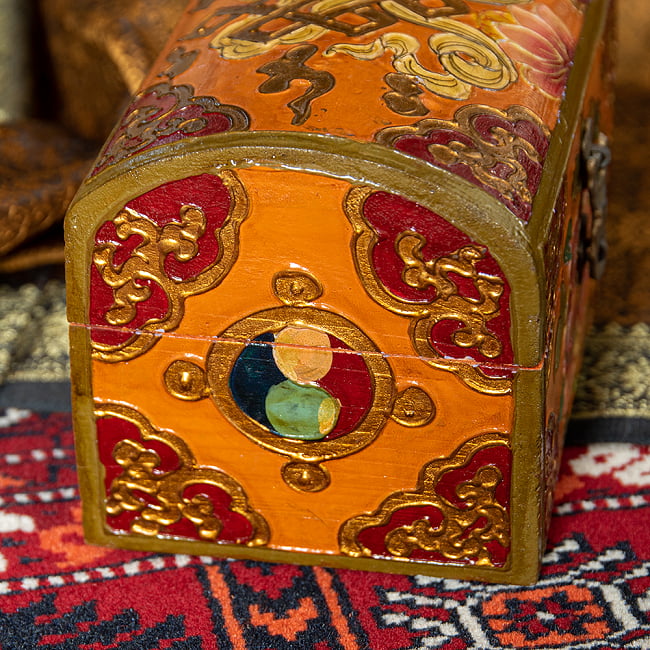 〔一点物〕チベットの伝統小物入れ　美しい色彩と吉祥文様　宝箱型 4 - 別の角度からです