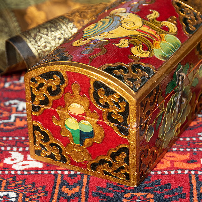 〔一点物〕チベットの伝統小物入れ　美しい色彩と吉祥文様　宝箱型 4 - 別の角度からです