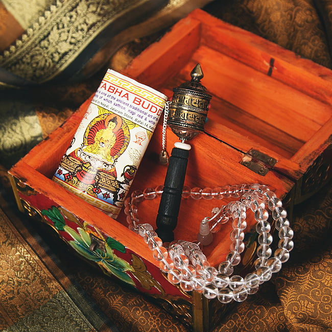 〔一点物〕チベットの伝統小物入れ　美しい色彩と吉祥文様　宝箱型 7 - 同サイズ品の使用例です