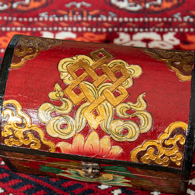 〔一点物〕チベットの伝統小物入れ　美しい色彩と吉祥文様　宝箱型 2 - 亡命チベット人の職人さんが手作りしています