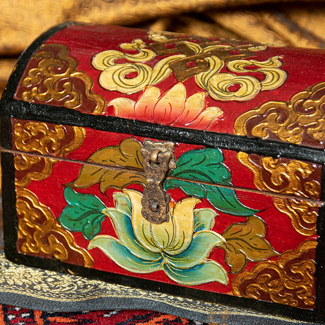 〔一点物〕チベットの伝統小物入れ　美しい色彩と吉祥文様　宝箱型 3 - とても丁寧に作られております