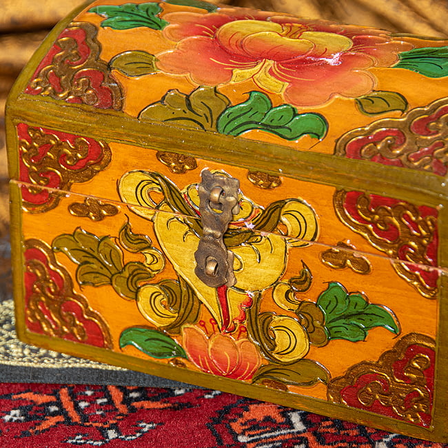 〔一点物・訳あり〕チベットの伝統小物入れ　美しい色彩と吉祥文様　宝箱型 3 - とても丁寧に作られております
